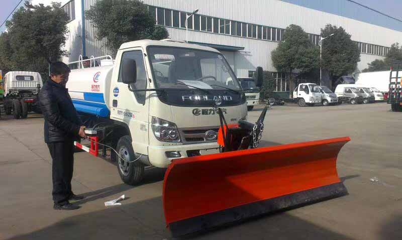 程力東風(fēng)灑水車(chē)可帶雪鏟霧炮車(chē)